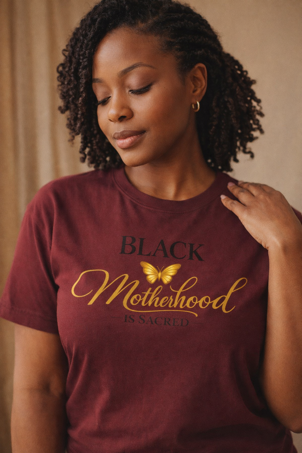 Camiseta "La maternidad negra es sagrada", camiseta para mamá con mariposa dorada