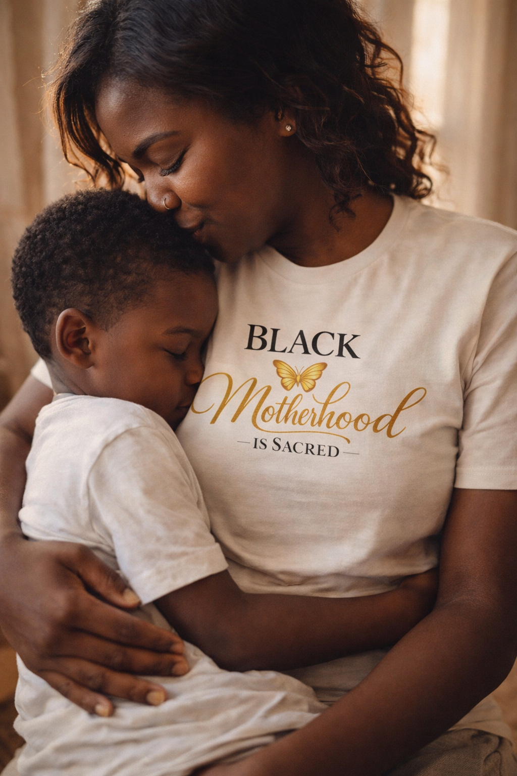 Camiseta "La maternidad negra es sagrada", camiseta para mamá con mariposa dorada